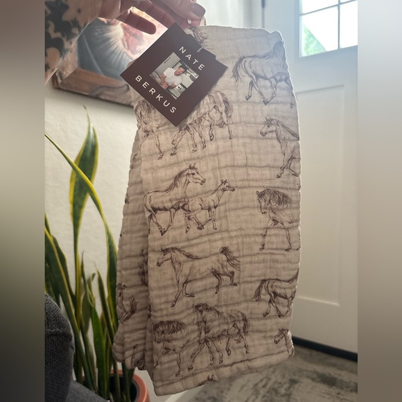 🤎 Nate Berkus Horse Print Kitchen Towels – New With Tags 🤎 - Picture 5 of 5